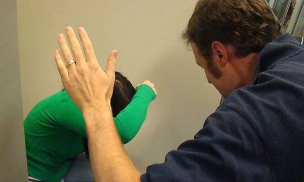 Семейного дебошира забрали в отделение полиции