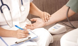 Медики гуманитарных организаций оказывают помощь жителям прифронтовых районов