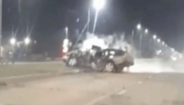 Российский «Урал» в Мариуполе снес легковой автомобиль