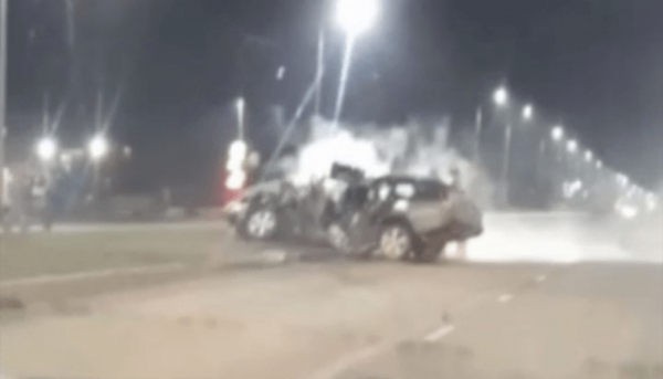 Российский «Урал» в Мариуполе снес легковой автомобиль