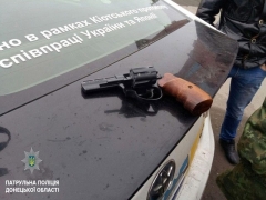 Мишенью разбушевавшейся женщины стали окна дома, в котором находились дети