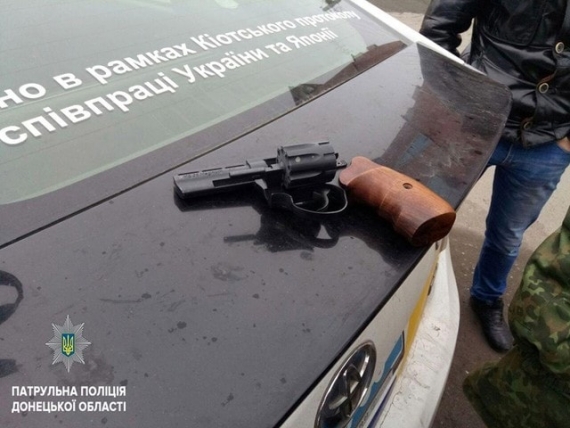 Мишенью разбушевавшейся женщины стали окна дома, в котором находились дети