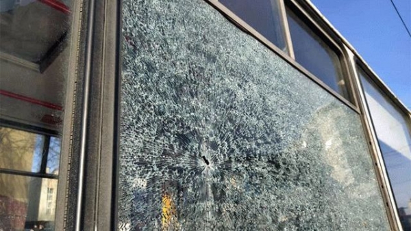 Пассажир троллейбуса в ответ на требование надеть маску разбил окно транспортного средства