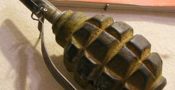 Под Мариуполем мужчина бросил под машину гранату – пострадали два человека