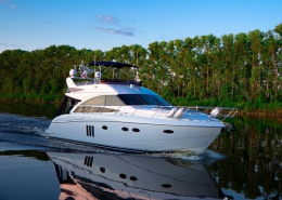 Для фотосъемки или путешествия можно арендовать катер в Киеве