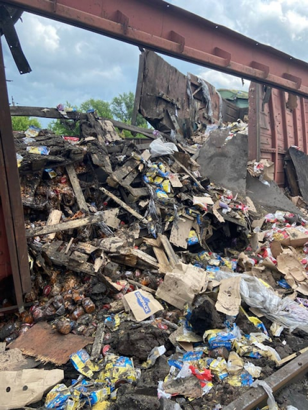 Оккупанты уничтожили вагоны с гуманитарной помощью