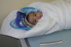 Женщина попыталась бросить ребенка на руках полицейского на улице Мариуполя