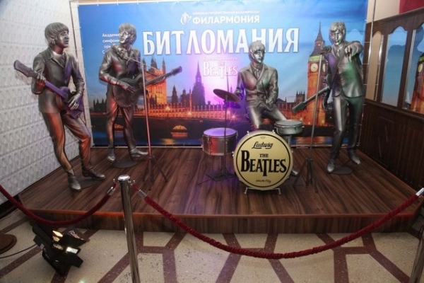 Памятник «битлам» вернули Донецку: арт-объект перенесли в филармонию