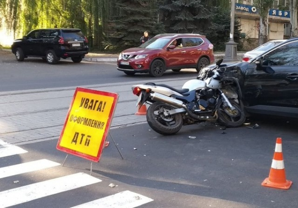 В утреннем ДТП в Мариуполе пострадал мотоциклист