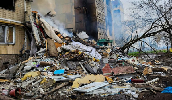 Авиаудар по Угледару - уничтожен подъезд многоэтажного дома