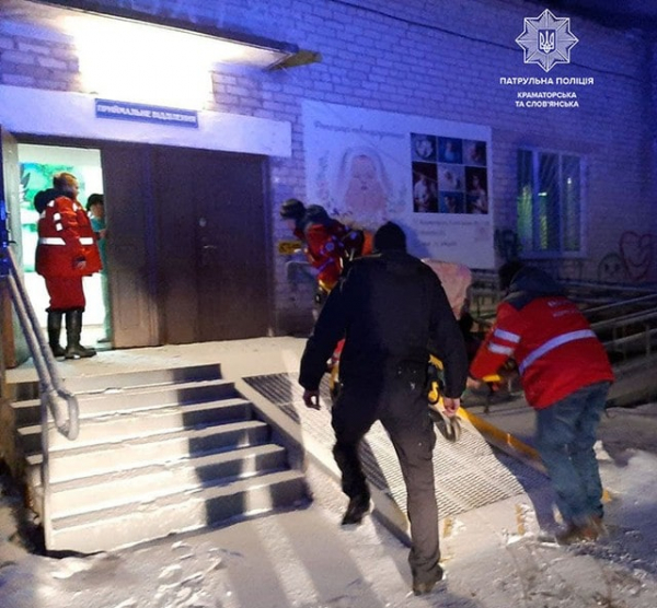 В Краматорске патрульные полицейские помогли медикам и роженице