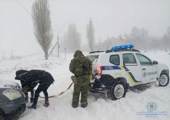 Полицейские и спасатели Донетчины освобождают граждан из снежного плена