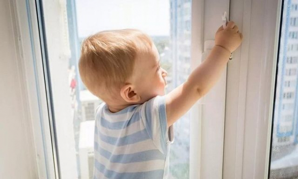 В Донецке ребенок выпал из окна 9-го этажа