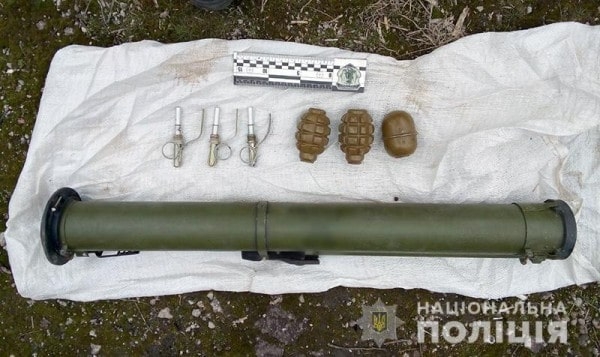 В Мариуполе в заброшенном гараже нашли боеприпасы