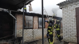 В Славянске спасатели погасили пожар в летней кухне частного домовладения