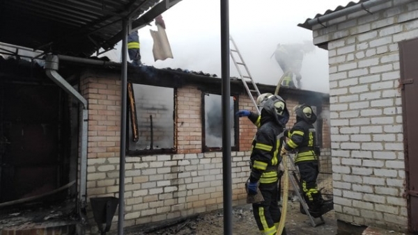 В Славянске спасатели погасили пожар в летней кухне частного домовладения