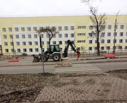 В Мариуполе избавляются от электротранспорта - демонтируют трамвайные пути