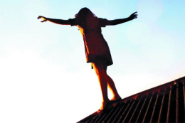 В неподконтрольном Донецке с крыши 9-этажного дома упала девочка