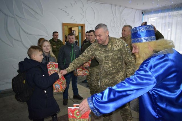 Дети из прифронтовых городов получат сладкие подарки от военных ОС