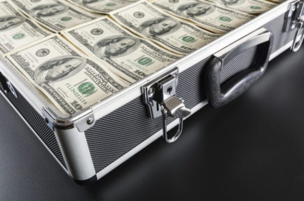 Подозреваемые в краже $300 000 предстанут перед судом