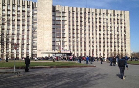 В центре Донецка перекрыто движение: автоматчики, пожарные и «полицейские» машины