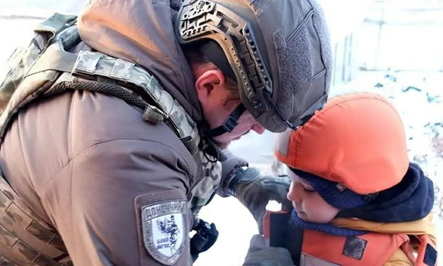 Полицейские эвакуировали из Алексеево-Дружковки семью с маленькими детьми