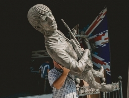 Добрались и до рок-легенд: в Донецке демонтировали еще один памятник (фотофакт)