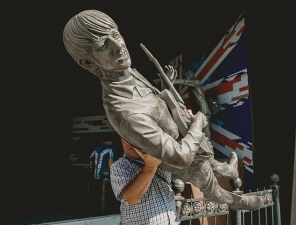 Добрались и до рок-легенд: в Донецке демонтировали еще один памятник (фотофакт)