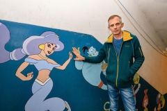Пенсионер из Краматорска разрисовал стены подъезда героями детских мультфильмов (фото)