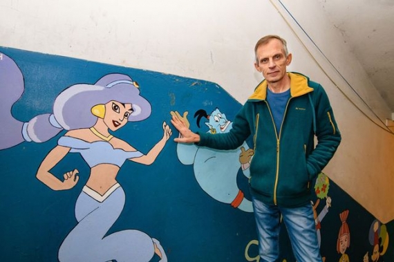 Пенсионер из Краматорска разрисовал стены подъезда героями детских мультфильмов (фото)