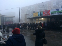 Километровые очереди и вышибалы на входе: в Макеевке заработала новая система оплаты проезда в автобусах