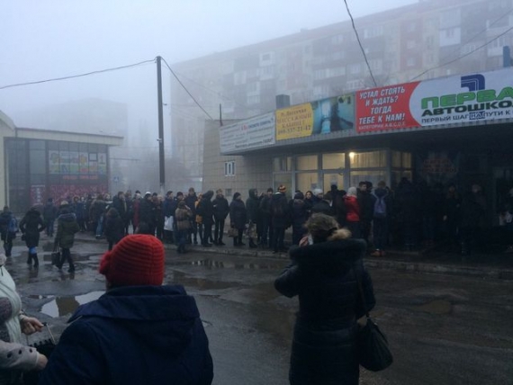 Километровые очереди и вышибалы на входе: в Макеевке заработала новая система оплаты проезда в автобусах