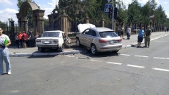 Авария в «ДНР»: столкнувшись, машины врезались в забор церкви (фото)