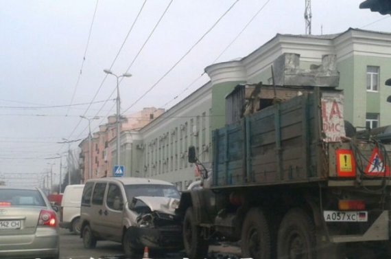 В ОРДО – тройное ДТП с участием ЗИЛа коммунальщиков (фотофакт)