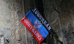 В оккупированном Донецке подростки сорвали флаги «ДНР» и России