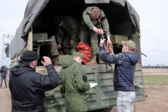 В «ДНР» оружие раздают людям на руки