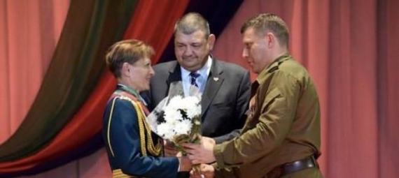 Главарь «ДНР» вручил «почетного» главной террористке Горловки