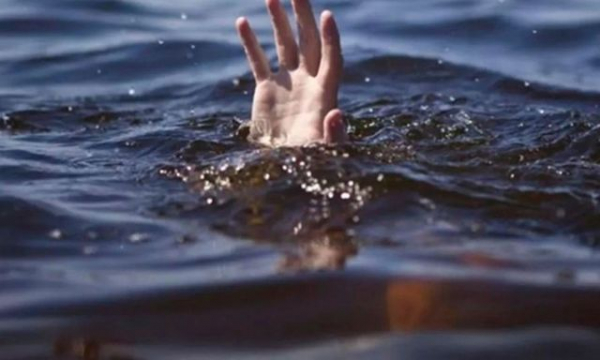 Патрульные полицейские спасли мужчину, упавшего в реку (видео)