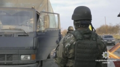 На блокпосте под Мариуполем стреляли по колесам скрывающегося от полиции грузовика (видео)