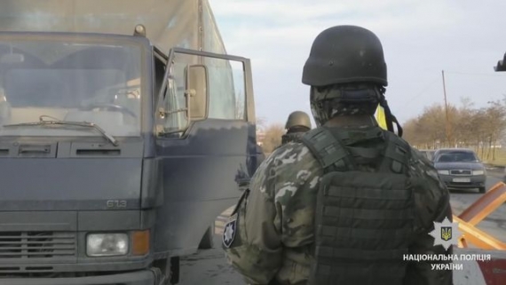 На блокпосте под Мариуполем стреляли по колесам скрывающегося от полиции грузовика (видео)