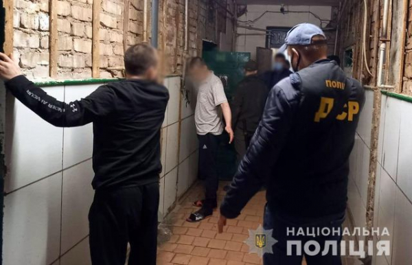 Разоблачена группировка, распространявшая наркотики среди заключенных