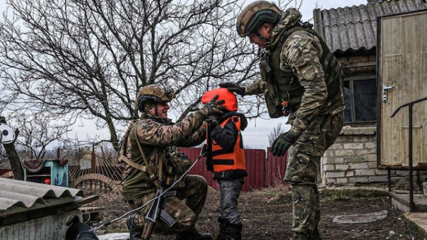 «Белые ангелы» эвакуировали из Торецка троих детей, в городе остается еще 11