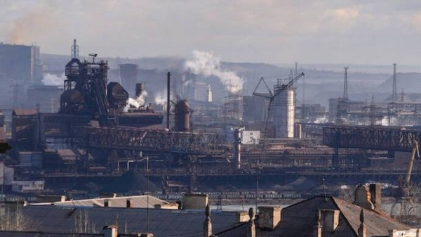 На крепость украинских защитников в Мариуполе «Азовсталь» враг сбросил химическое вещество