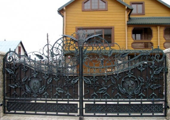 Ворота распашные кованые: преимущества, обзор, фото