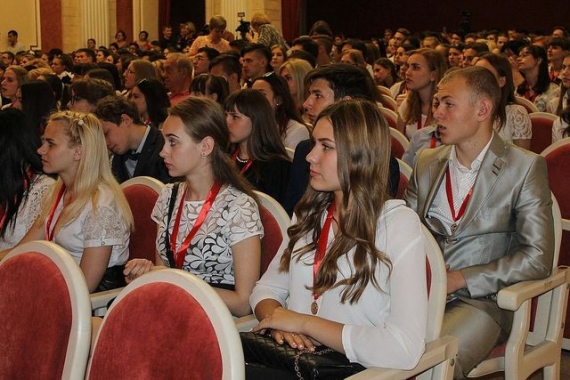 Многие выпускники ОРДО не захотели получать медали из рук Захарченко (видео)