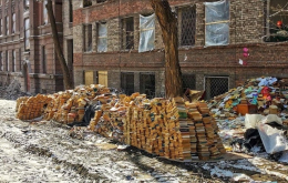 В Мариуполе оккупанты уничтожают книги из университетской библиотеки