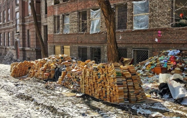 В Мариуполе оккупанты уничтожают книги из университетской библиотеки