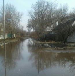 Частный сектор города на Донетчине затопила талая вода