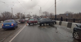 ДТП на скользком мосту – в Енакиево столкнулись три автомобиля