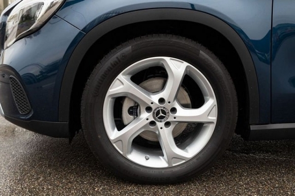 Причины спускания шин автомобиля